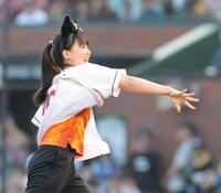 　セレモニアルピッチを行う張本美和（撮影・西岡正）