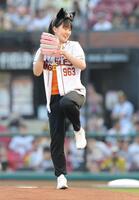 　セレモニアルピッチを行う張本美和（撮影・西岡正）