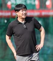 　練習を見る川崎憲次郎氏（撮影・田中太一）