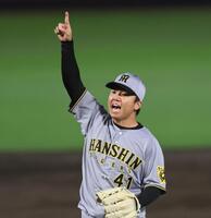 　３回、村林を打ち取り、打球を指す村上（撮影・田中太一）