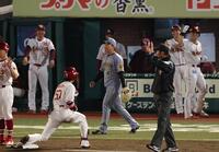 　４回、武藤（５０）に逆転２点三塁打を浴び厳しい表情の村上（撮影・金田祐二）