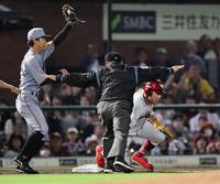 　４回、辰己の犠飛で渡辺佳が三塁を狙い、塁審の手が上がりかかるもセーフとなる（撮影・田中太一）