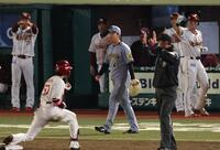 　４回、武藤（５０）に逆転２点三塁打を浴び厳しい表情の村上（撮影・金田祐二）