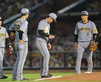 　４回、楽天に勝ち越しを許し、下を向く村上（中央）＝撮影・西岡正