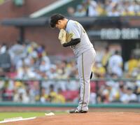  １回、マウンドに立ち、一礼する村上（撮影・西岡正）