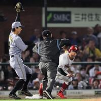 　４回、辰己の犠飛で渡辺佳が三塁を狙うも、塁審の手が上がりかかる（撮影・田中太一）