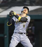 　５回、空振り三振に凡退し、声を上げて悔しがる佐藤輝（撮影・西岡正）