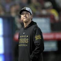 　７回、投手交代を告げ、ベンチへ戻る藤川監督（撮影・田中太一）