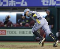 　９回、右飛を打ち上げてしまい、下を向いて一塁へ走る佐藤輝（撮影・西岡正）