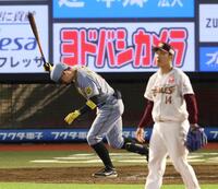 　９回、佐藤輝が右飛に倒れゲームセット（撮影・金田祐二）