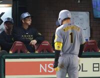 　９回、森下が邪飛に倒れ厳しい表情の藤川監督（撮影・金田祐二）