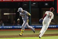 　９回、一邪飛に倒れる森下（撮影・金田祐二）