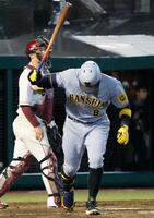 　９回、佐藤輝が右飛に倒れ、試合終了。捕手太田