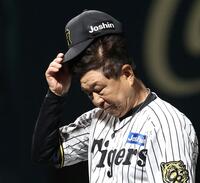 　オリックスに敗れ、帽子を取る平田２軍監督（撮影・北村雅宏）
