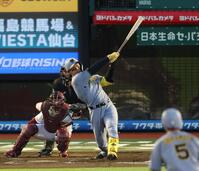 　３回、左前に先制適時打を放つ森下（撮影・金田祐二）