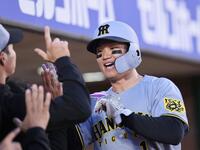 　３回、先制打を放った森下はナインに迎えられる（撮影・田中太一）