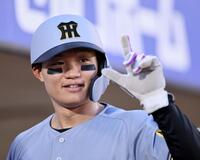 　３回、大山の適時打で生還した森下はポーズを決める（撮影・田中太一）