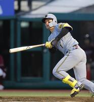 　３回、左前に先制打を放つ森下（撮影・西岡正）