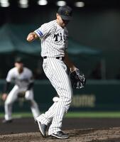 　８回、山中に勝ち越しとなる２点適時打を浴びるゲラ（撮影・北村雅宏）