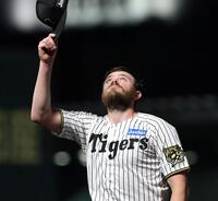 　７回、オリックス打線を三者凡退に抑え、天を見上げるビーズリー（撮影・北村雅宏）