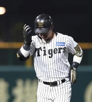 　６回、中飛に倒れた前川（撮影・北村雅宏）