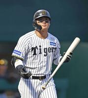 　４回、見逃し三振に倒れた前川（撮影・北村雅宏）