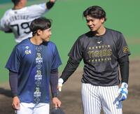 　練習の合間、遠藤と言葉を交わす井上（右）＝撮影・北村雅宏