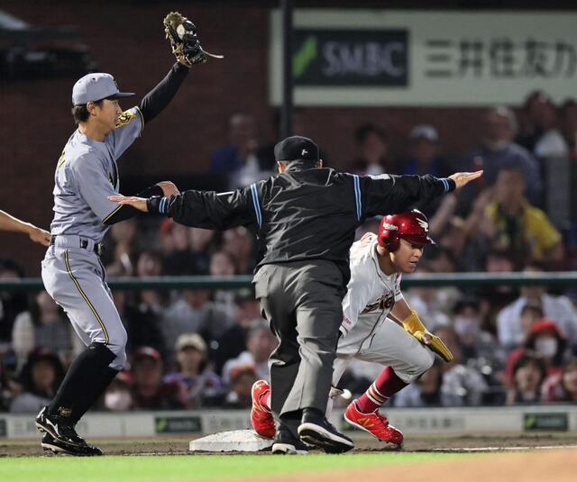 阪神　アウトのポーズが直前でセーフに
