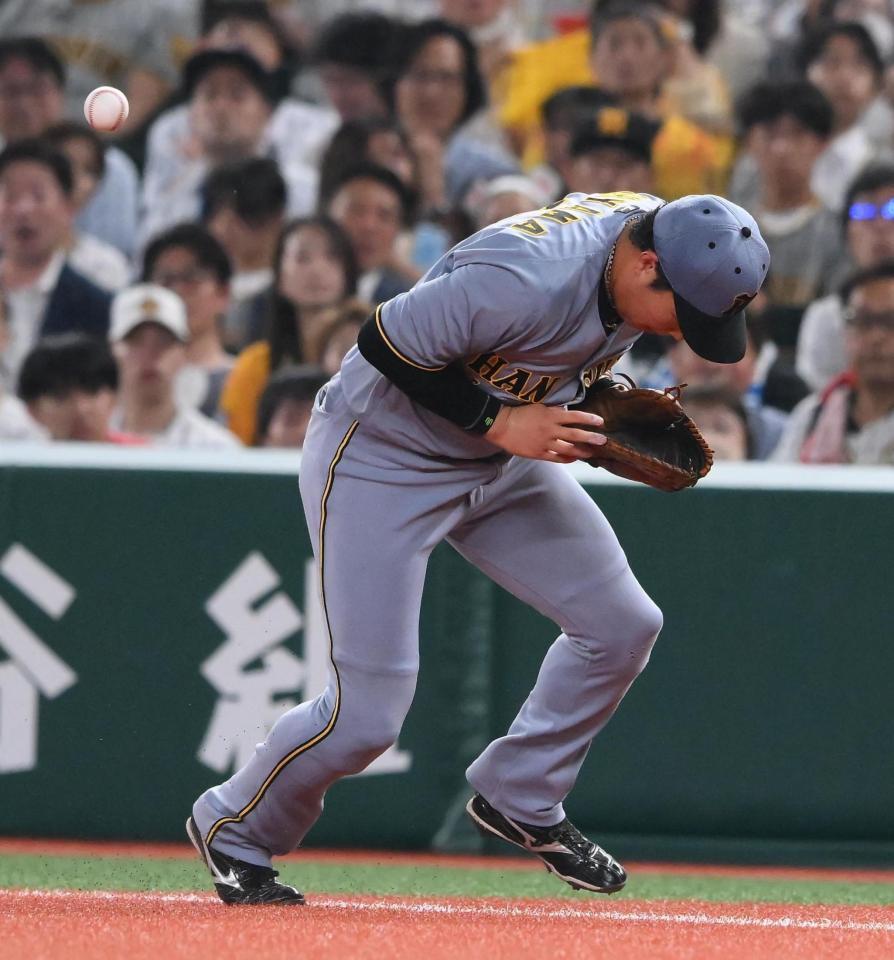 　８回、平沼の打球を失策する大山（撮影・堀内翔）