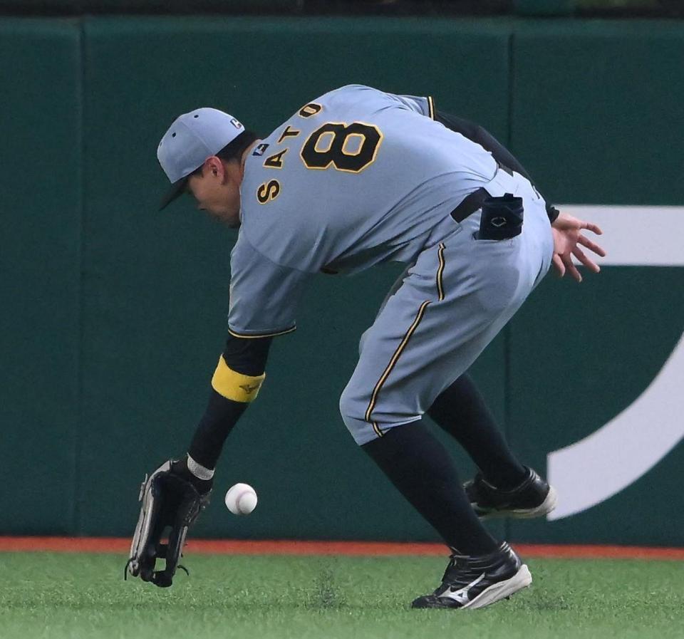 　２回、右翼手の佐藤輝が山村の打球に追いつけずに三塁打となる（撮影・堀内翔）