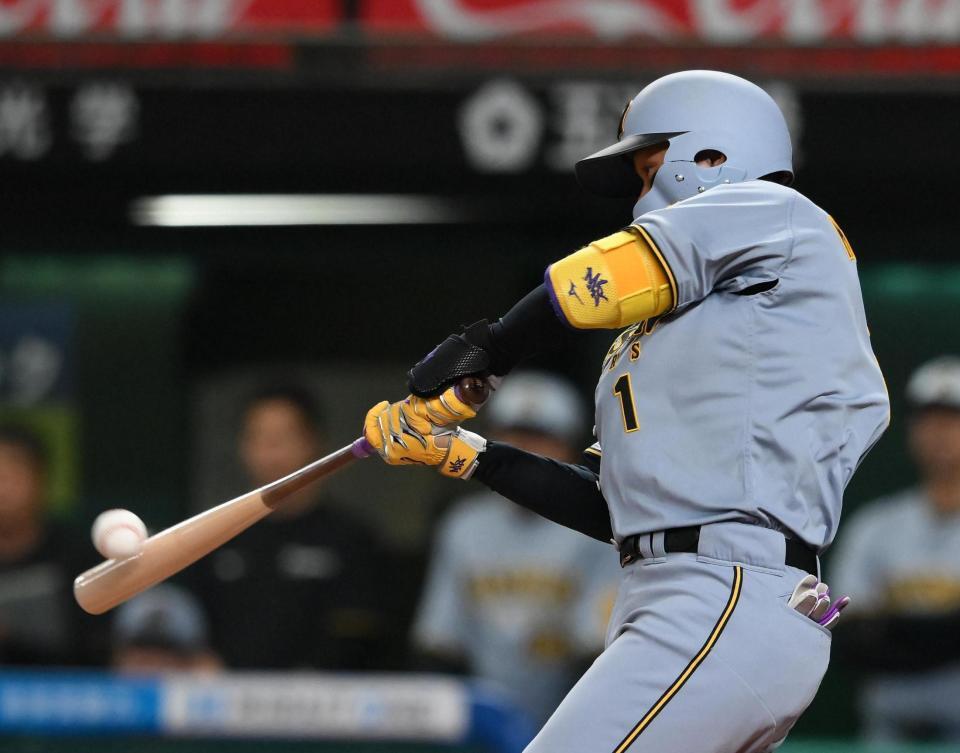 　１回、森下が左越えに先制のソロを放つ（撮影・堀内翔）