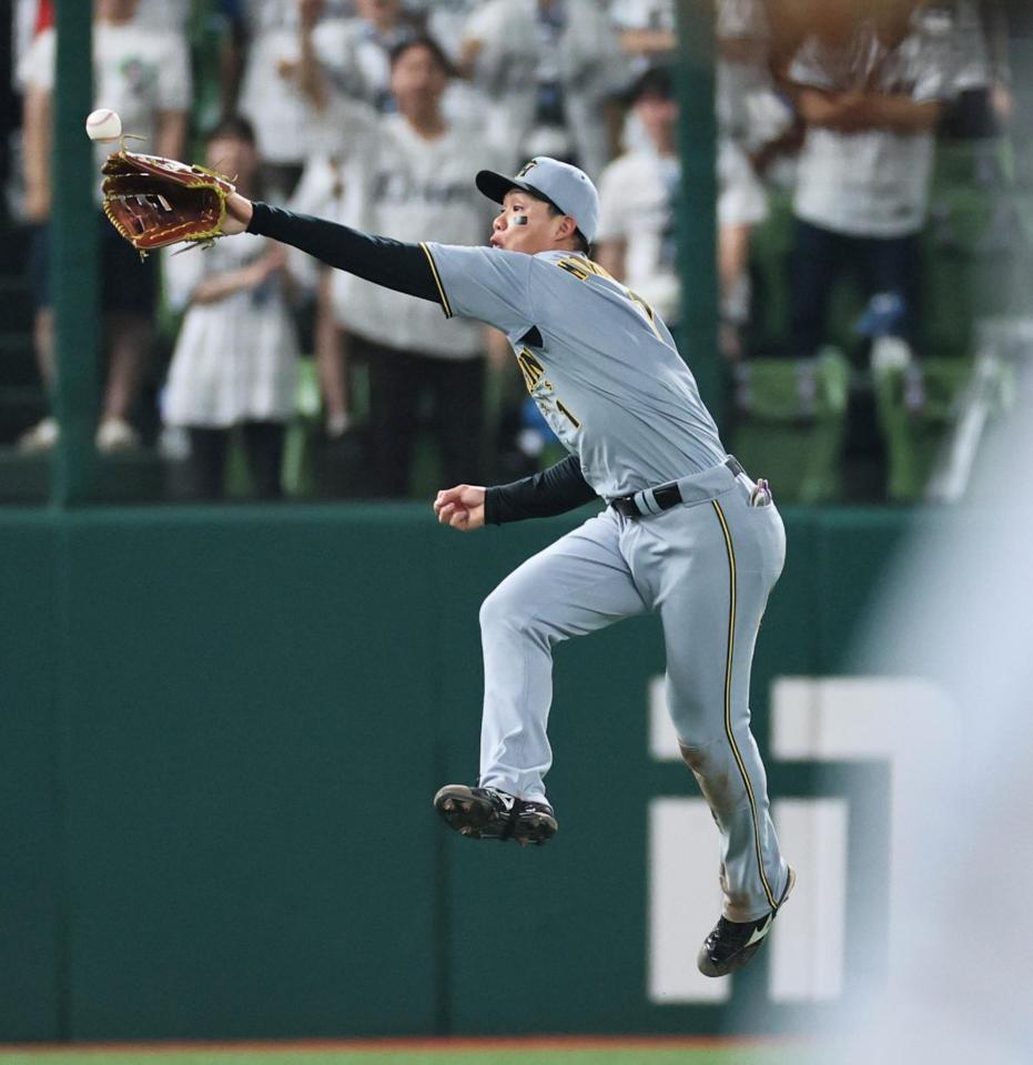 　４回、平沼の打球を後逸し追加点を許す森下（撮影・田中太一）