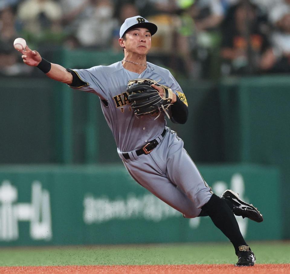 　５回、セデーニョの打球を好捕し一塁へ送球する熊谷（撮影・田中太一）