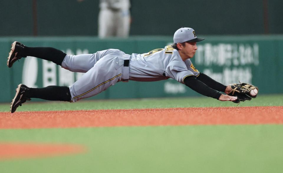 　５回、セデーニョの打球を好捕する熊谷（撮影・田中太一）