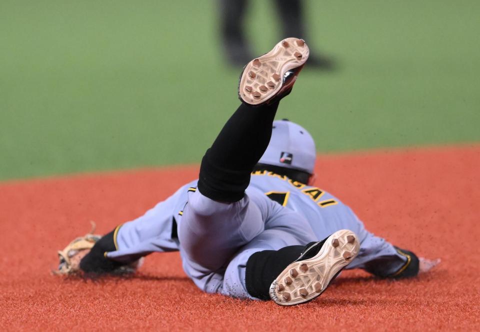 　５回、セデーニョの打球を好捕する熊谷（撮影・堀内翔）