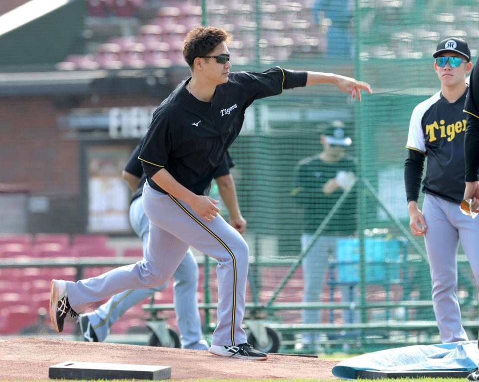 　マウンドの感触を確認する大竹（撮影・西岡正）