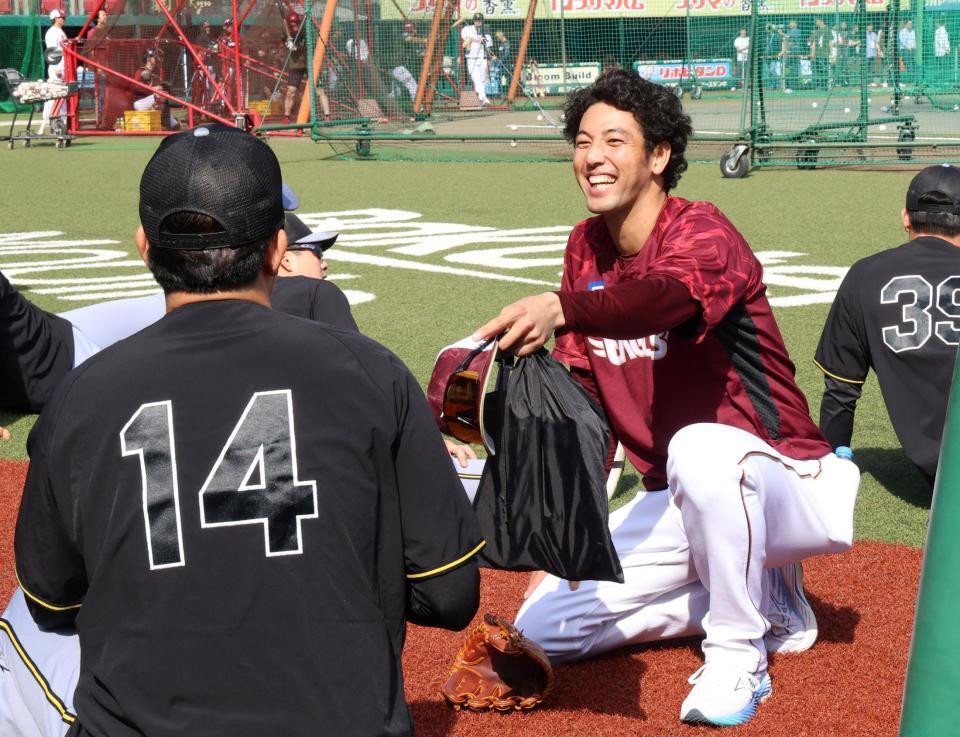 　岩貞（手前）らと談笑する加治屋（撮影・田中太一）