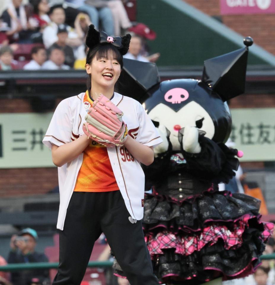 　ファーストピッチで投げたあと、笑顔を見せる張本美和（撮影・田中太一）