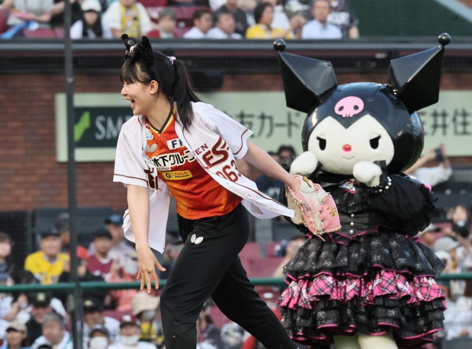 　ファーストピッチで投げる張本美和（撮影・田中太一）