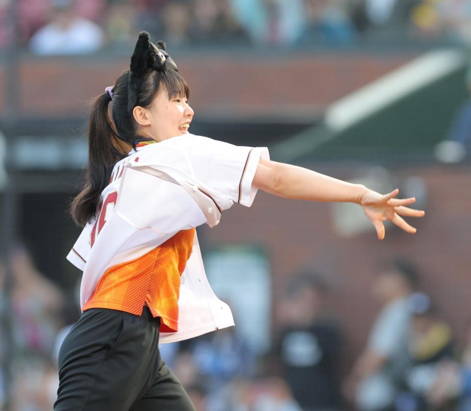 　セレモニアルピッチを行う張本美和（撮影・西岡正）