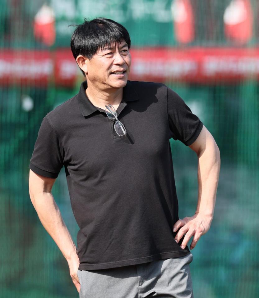 　練習を見る川崎憲次郎氏（撮影・田中太一）