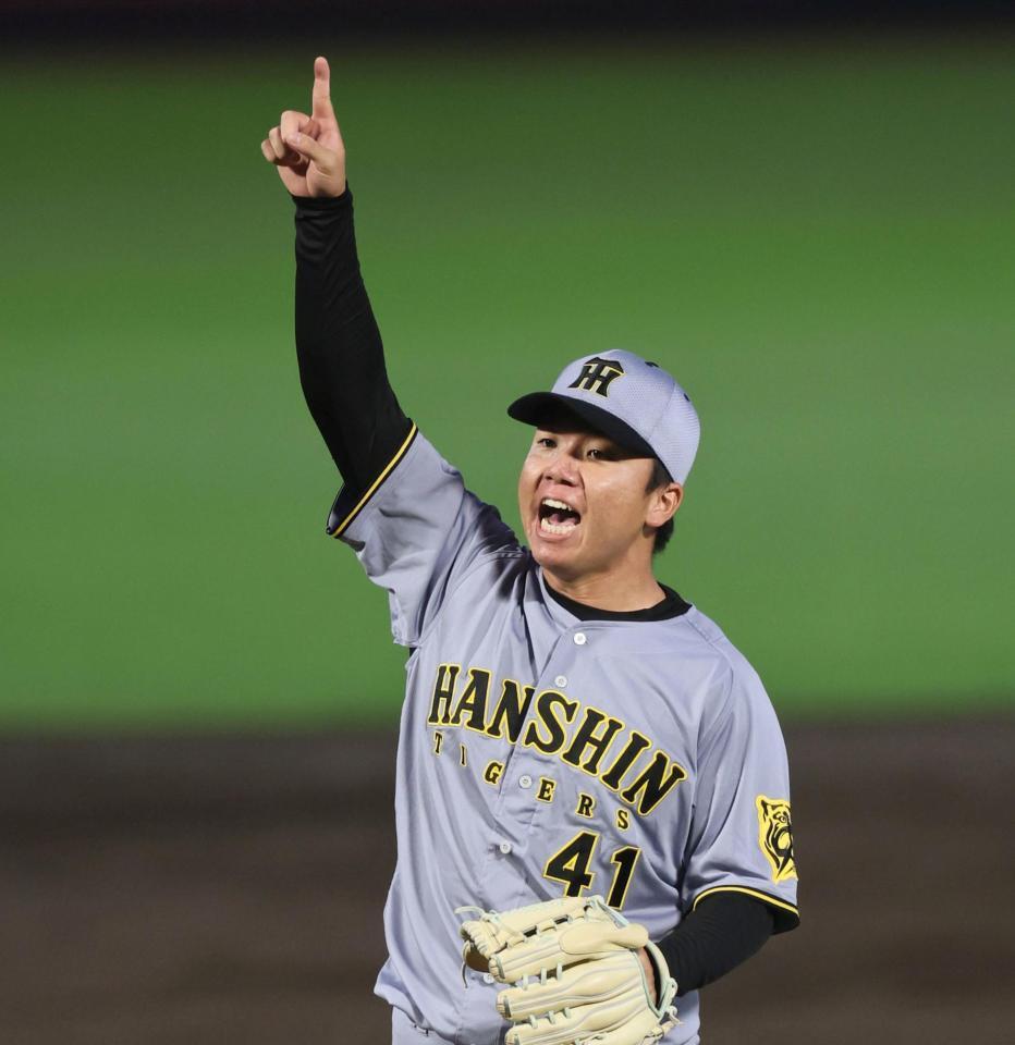 　３回、村林を打ち取り、打球を指す村上（撮影・田中太一）