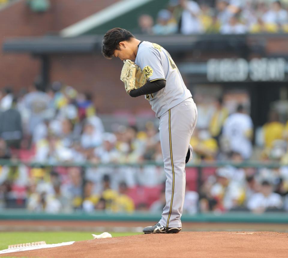  １回、マウンドに立ち、一礼する村上（撮影・西岡正）