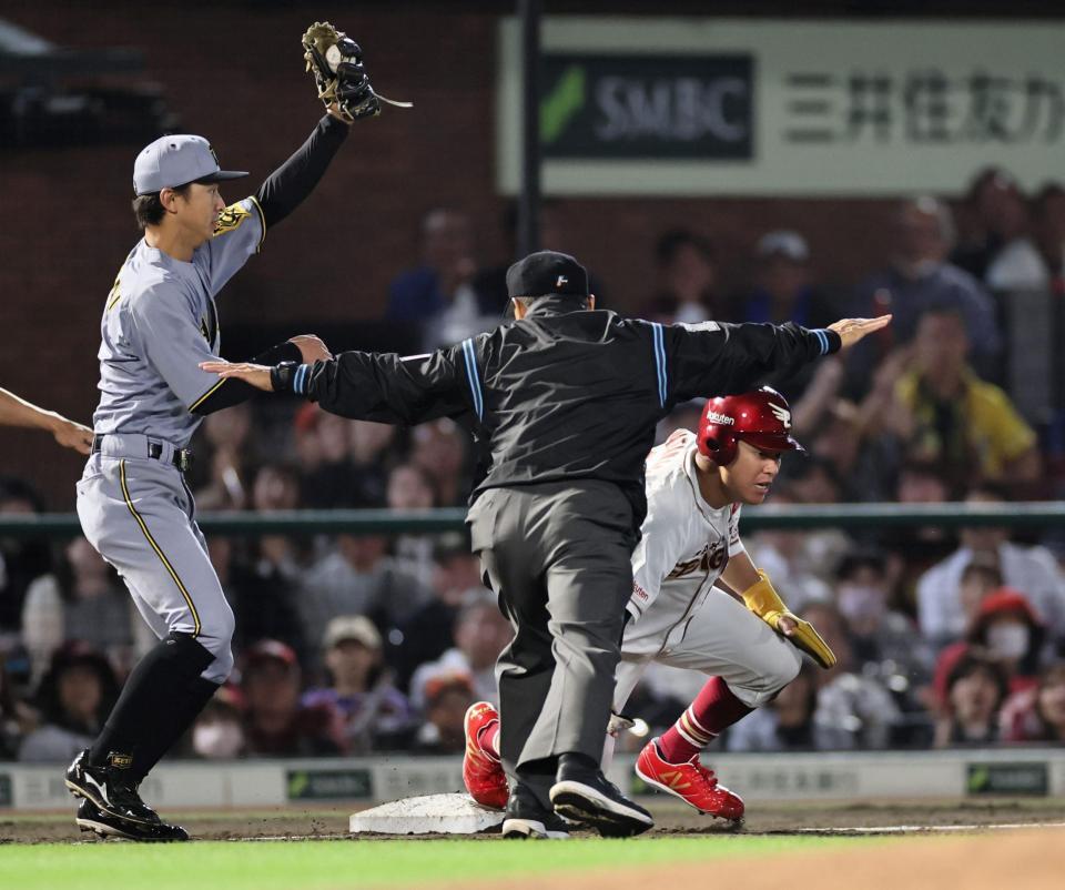 　４回、辰己の犠飛で渡辺佳が三塁を狙い、塁審の手が上がりかかるもセーフとなる（撮影・田中太一）