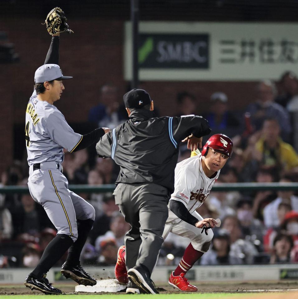 　４回、辰己の犠飛で渡辺佳が三塁を狙うも、塁審の手が上がりかかる（撮影・田中太一）