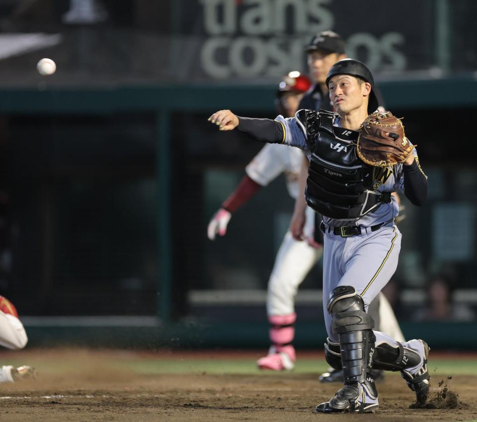 　４回、辰己の左犠飛で坂本が三塁へ送球（撮影・西岡正）