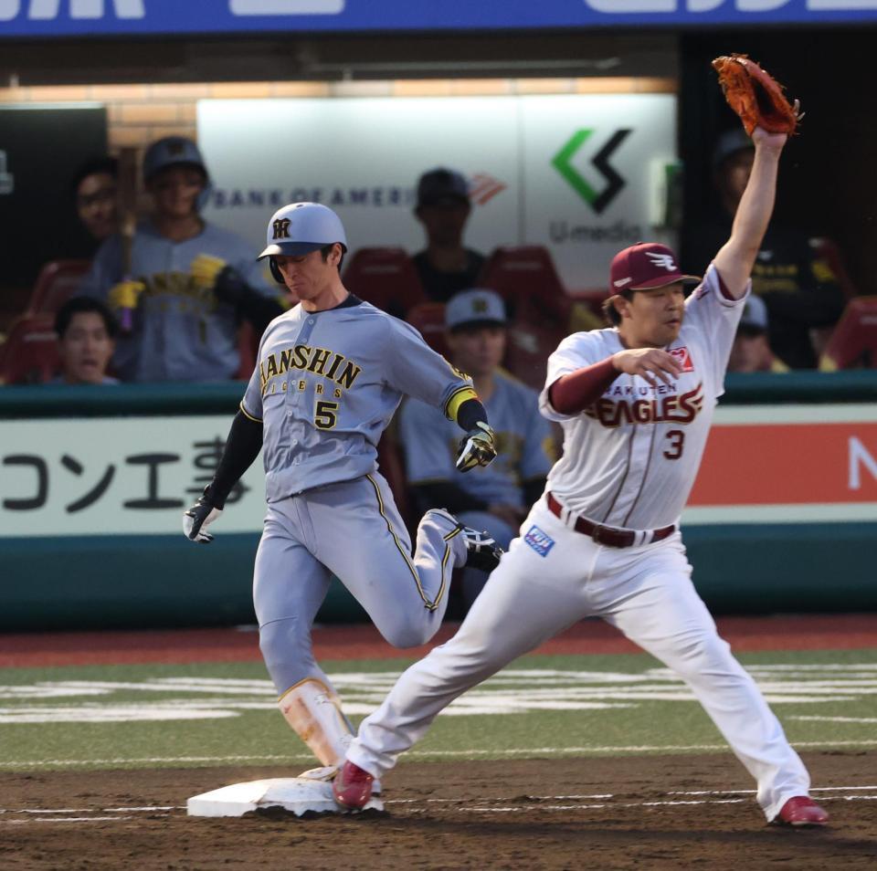 　３回、ショートへの打球で一塁へ駆け込み内野安打にする近本（撮影・金田祐二）