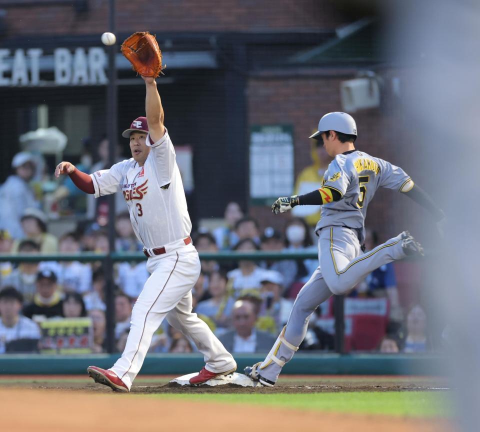 　３回、遊前内野安打で出塁する近本（撮影・西岡正）