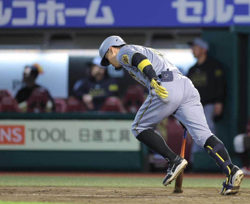 　９回、右飛を打ち上げてしまい、下を向いて一塁へ走る佐藤輝（撮影・西岡正）