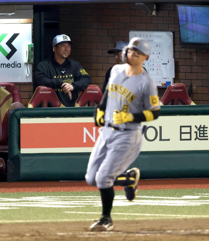 　９回、佐藤輝が右飛に倒れゲームセット。厳しい表情の藤川監督（撮影・金田祐二）